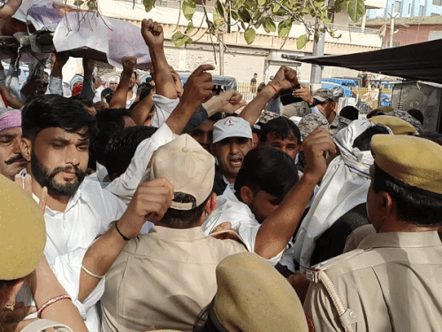 प्रदर्शनकारी शिक्षा मंत्री के पुतले की शवयात्रा लेकर कलेक्ट्रेट के गेट पर पहुंचे और प्रदेश सरकार के खिलाफ जमकर नारेबाजी की।