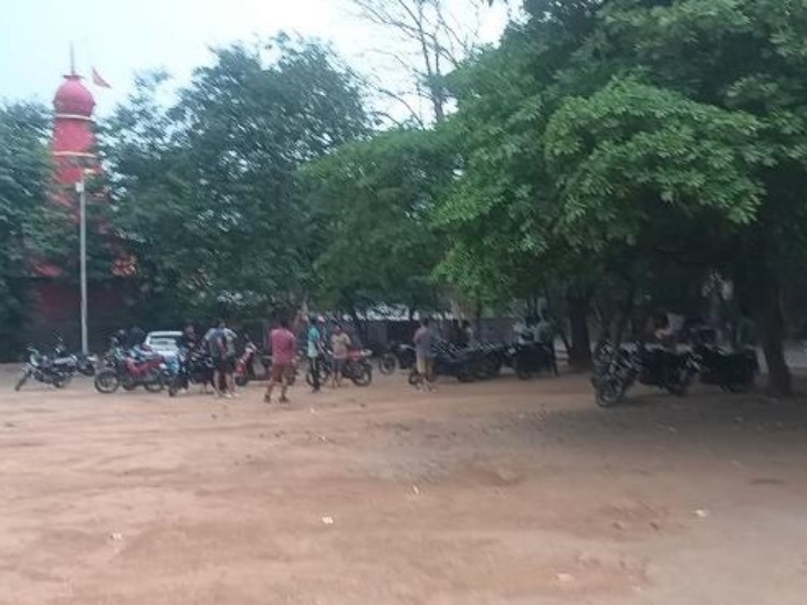 सुबह से ही तेज हवाएं चली और बारिश भी होने लगी