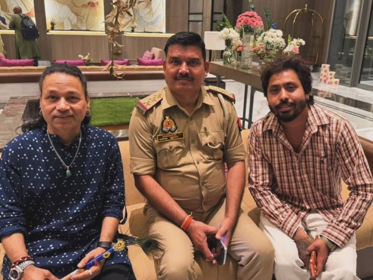 कैलाश खेर के प्रशंसकों में उनके साथ फोटो खिंचवाने की होड़ मच गई.