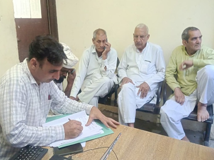 जुई नहर में डूबने से युवक की मौत मामले में कार्रवाई करते हुए पुलिस।
