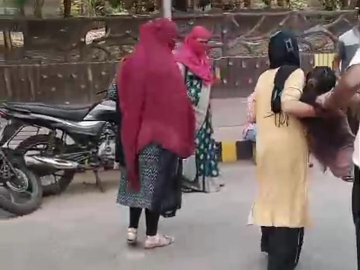 घायल युवती को सड़क किनारे ले जाते हुए लोग
