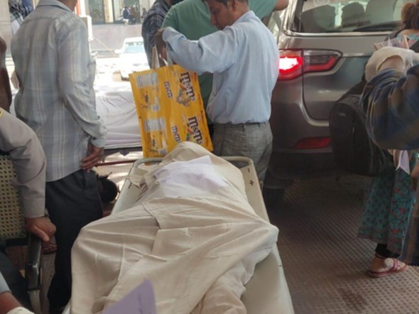 बुजुर्ग की मौत के बाद शव को लेकर जाते हुए। - Dainik Bhaskar
