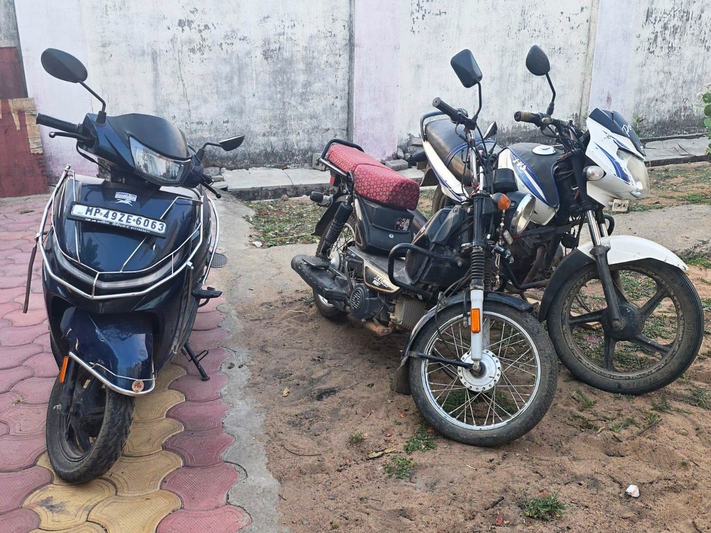 जुआरियों से जब्त किए वाहन।