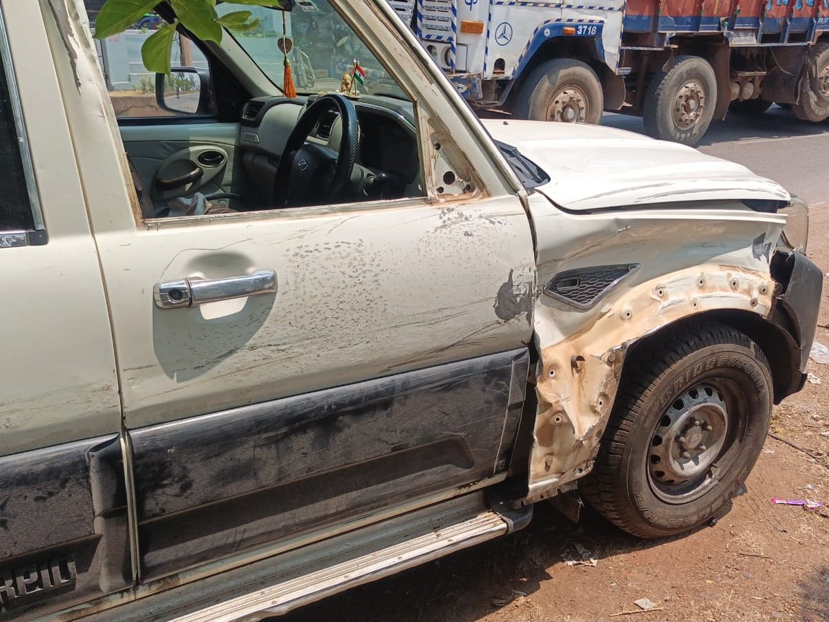 सफेद स्कॉर्पियो क्रमांक CG 04 LF 3043 के रूप में हुई।