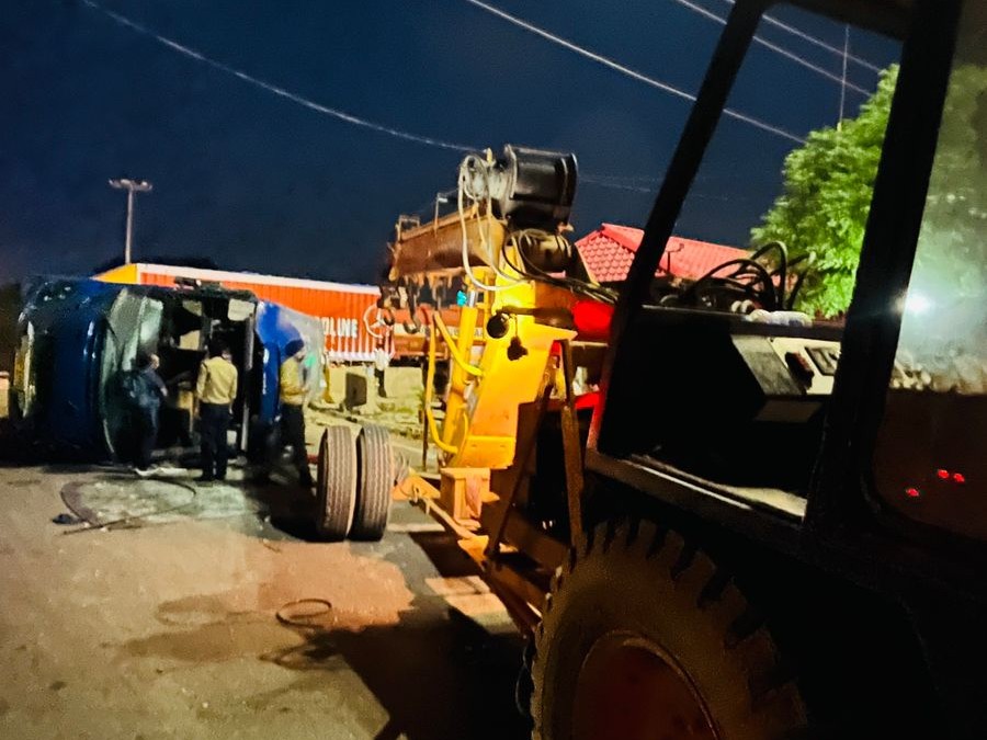 हादसे में सड़क पर गिरे वाहन मशीनों से हटाते हुए।