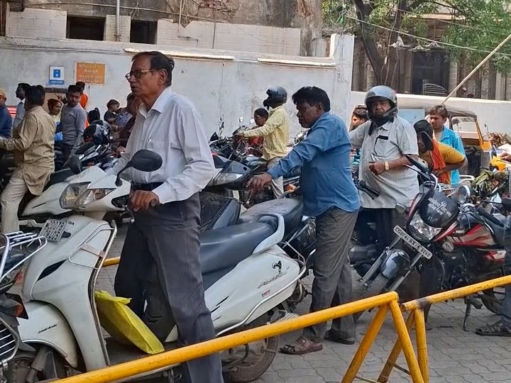 पेट्रोल पंप में लोगों का हुजूम दिख रहा है - Dainik Bhaskar