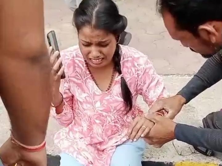 दुर्घटना में युवती को गंभीर चोटें आई है