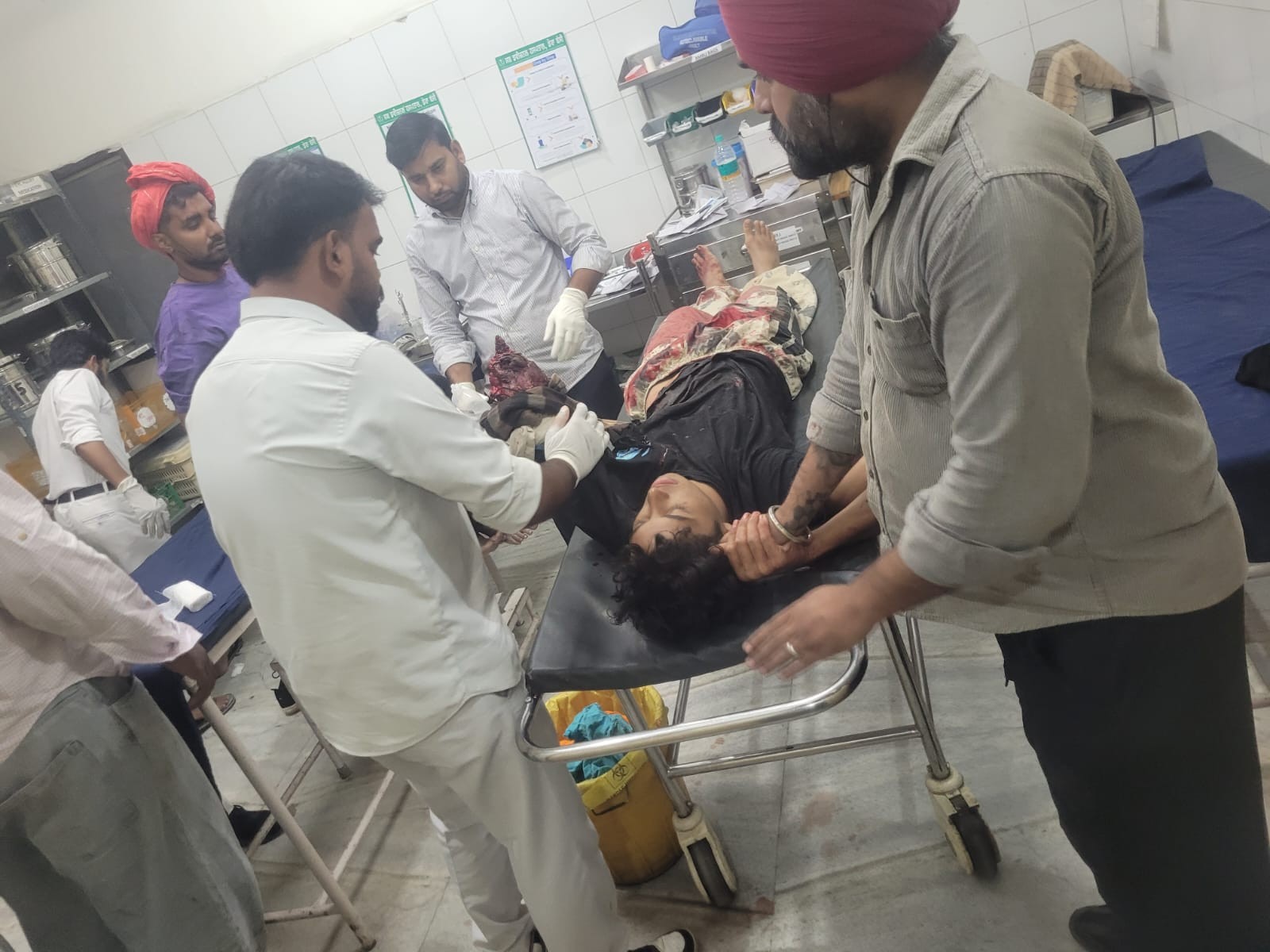 अस्पताल पहुंचे घायलों का चल रहा इलाज। - Dainik Bhaskar