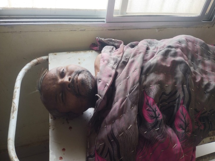 मोहन महिपाल पर लाठी से वार किया गया जिससे उसकी मौत हो गई