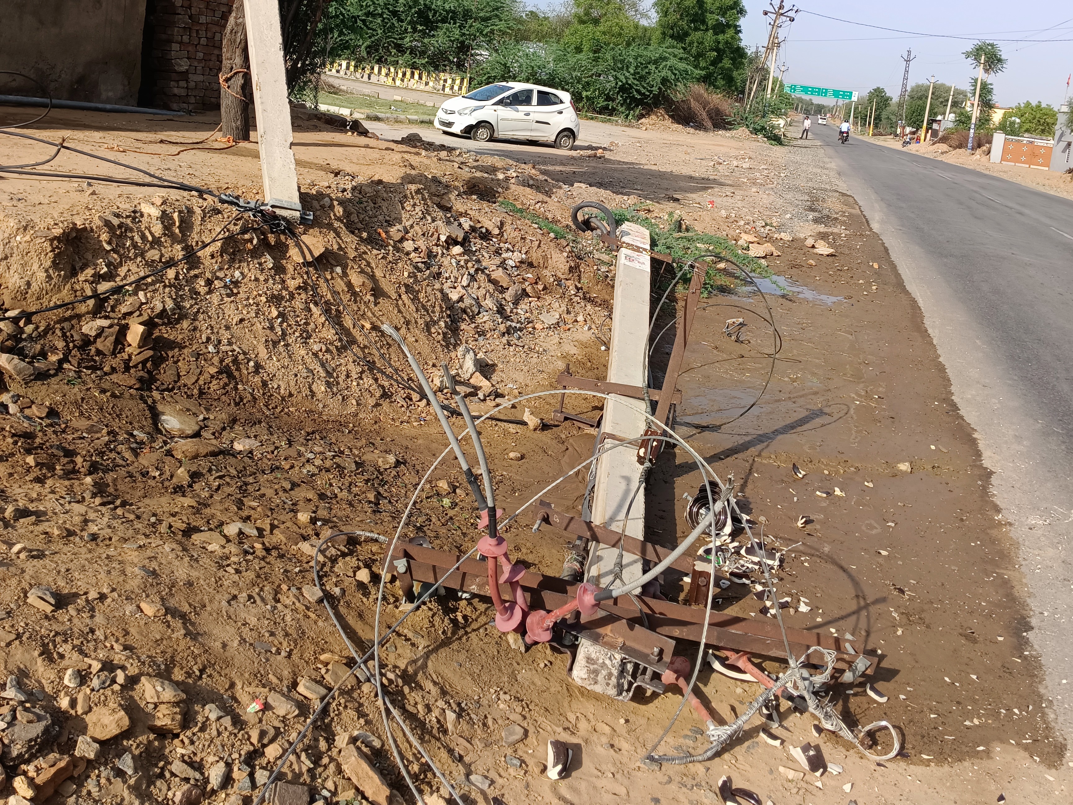 11KV हाईवोल्टेज बिजली के पोल सड़क पर गिर गया।