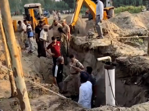 एसएसपी संदीप कुमार मलिक, DC आशिका जैन, आदि अधिकारी मौके पर पहुंचे थे।