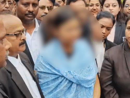 महिला वकील की बहन ने बताया कि उसके नंबर से कोई दूसरी लड़की बात कर रही थी।