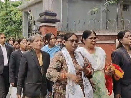 जिला अधिवक्ता संघ ने दोषी पर कड़ी कार्रवाई की मांग की है।