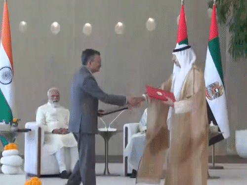 भारत और UAE के अधिकारियों ने पीएम मोदी और राष्ट्रपति अल नाहयान की मौजूदगी में समझौतों का आदान-प्रदान किया।