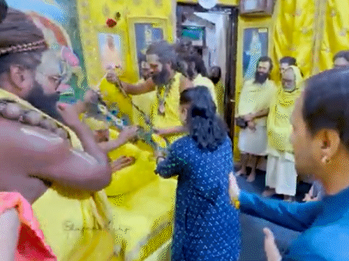 गायक ने संत प्रेमानंद जी महाराज को मोरपंखी का हार पहनाया।