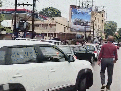 फ्यूल स्टेशनों पर गाड़ियों की 100 मीटर तक लंबी कतारें देखने को मिल रही है।
