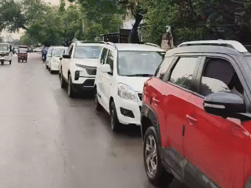 ये तस्वीर रायपुर शहर के अलग-अलग जगहों की है, जहां पंपों के बाहर लंबी लाइन लगी रही।