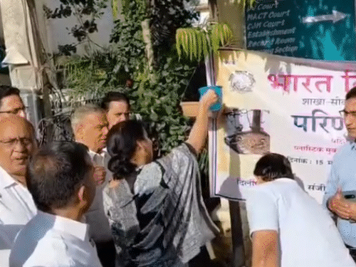 सीकर कोर्ट में जिला जज रूपा गुप्ता ने भीषण गर्मी को देखते हुए पशु-पक्षियों के परिंडे लगाए।