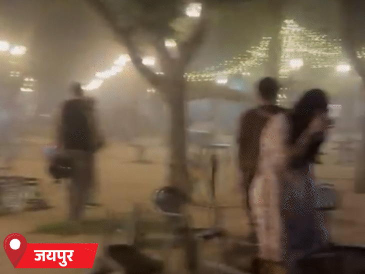 जयपुर में देर शाम आए अंधड़ से एक रेस्टोरेंट के बाहर टेबल-कुर्सी तक उड़ गईं। शहर में कई जगह पेड़ भी गिरे हैं।