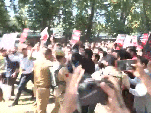 प्रदर्शन के दौरान कई नेताओं को हिरासत में लिया गया।