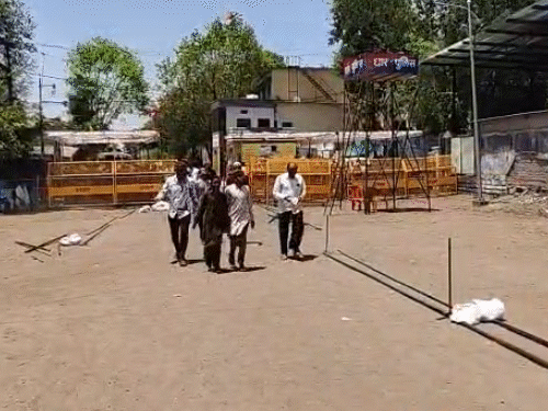 भोजशाला परिसर में शुक्रवार को जुमे की नमाज अदा करने के लिए मुस्लिम समाज के लोग बड़ी संख्या में पहुंचे।