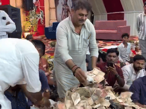नोटों के ढेर से ढंक गया भजन गायक:  बोरे में भरकर लाए गए थे; यह गुजरात की लोक-डायरो परंपरा, पूरा पैसा दान होगा