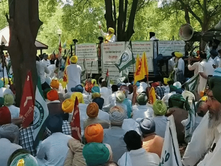 किसान प्रदर्शन करते हुए, किसान नेता नेता जोगिंगदर सिंह उगराहां भी पहुंचे।