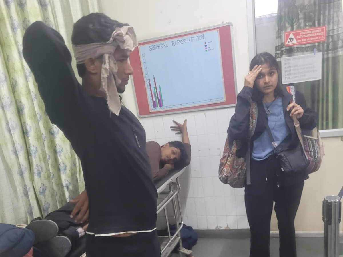 अस्पताल में घायल मरीज।