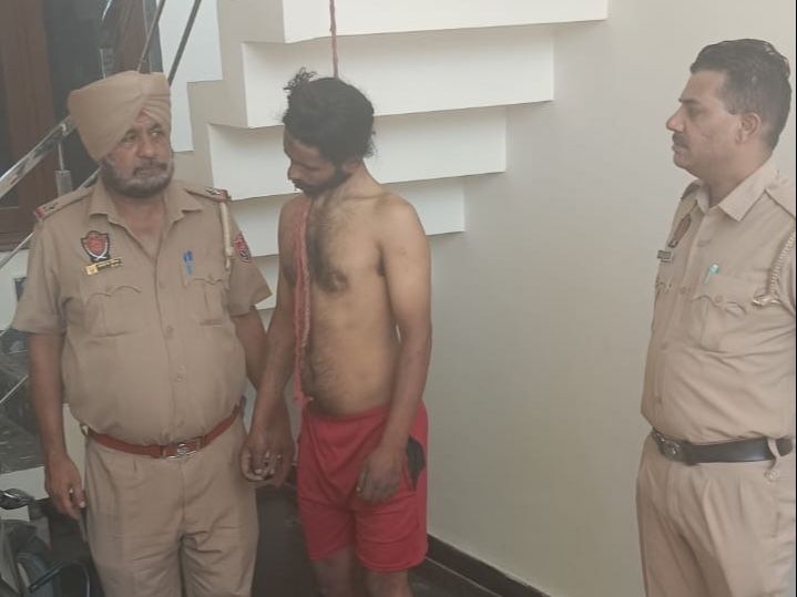 जानकारी मिलने के बाद मौके पर पहुंची पुलिस।