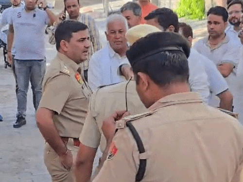 महिला क्लर्क की हत्या के बाद एसपी नरेंद्र बिजारणिया घटनास्थल पर पहुंचे।