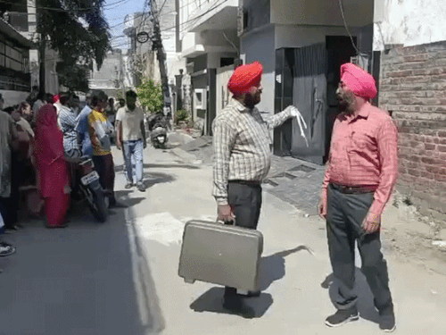फॉरेंसिक टीम भी पहुंची।