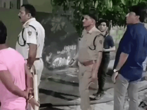 आग लगने की सूचना के बाद मौके पर पहुंची पुलिस।