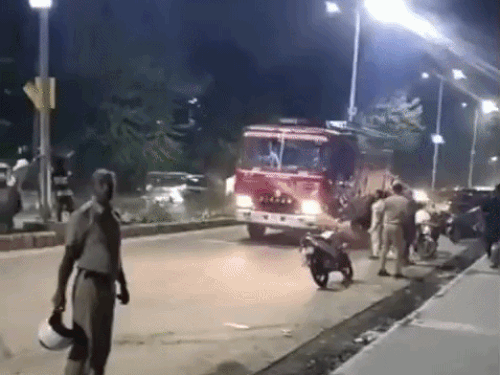 8 से 10 गाड़ियों ने आग पर काबू पाया।