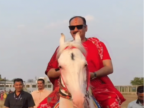 कथावाचक पंडित प्रदीप मिश्रा घुड़सवारी का आनंद लेते दिखे।