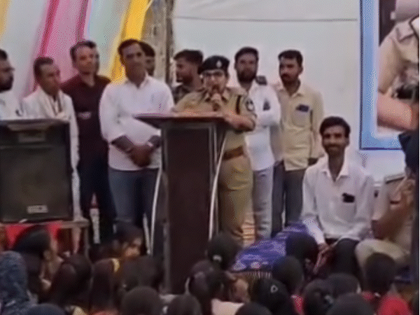 गुना में एसपी हितिका वासल ने गांव में जन चौपाल को संबोधित किया।
