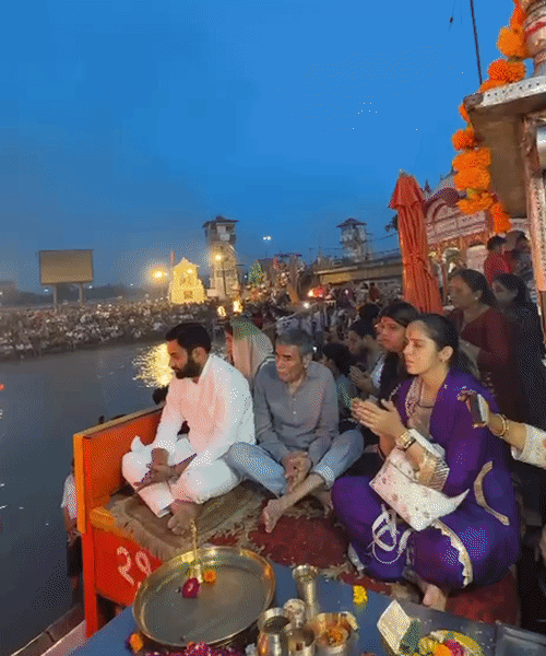 गंगा आरती करताना सायना नेहवाल.