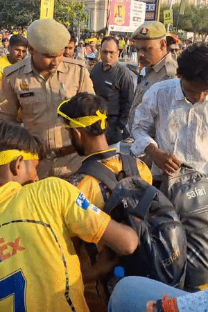 स्टेडियम के बाहर पुलिस ने फैंस के बैग चेक किए।