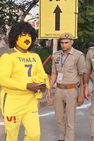 धोनी के सुपर फैन सर्वनन हरि चेन्नई से आए हैं। इनकी जर्सी पर DHONI की जगह THALA लिखा है।