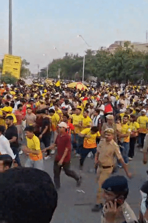 CSK की बस निकलने के बाद फैंस बेकाबू हो गए। वे स्टेडियम की तरफ दौड़े।