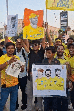 फैंस मैच देखने धोनी के पोस्टर बनवाकर पहुंचे हैं। कुछ फैंस टीम के दूसरे खिलाड़ियों का भी स्केच लिए हैं।