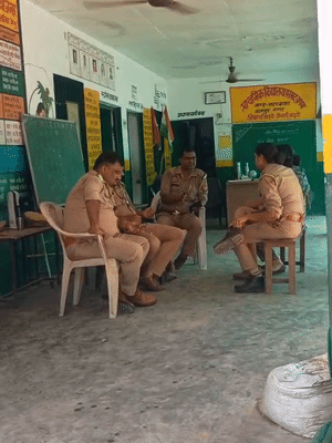 सपा और भाजपा नेताओं के विवाद के बाद स्कूल में पुलिस तैनात की गई है।