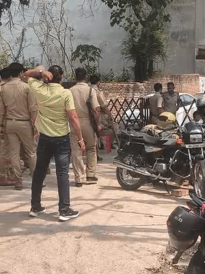 स्कूल शिलान्यास विवाद के बाद सपा MLA अमिताभ बाजपेयी को सैकड़ों पुलिस कर्मियों को हाउस अरेस्ट किया गया।