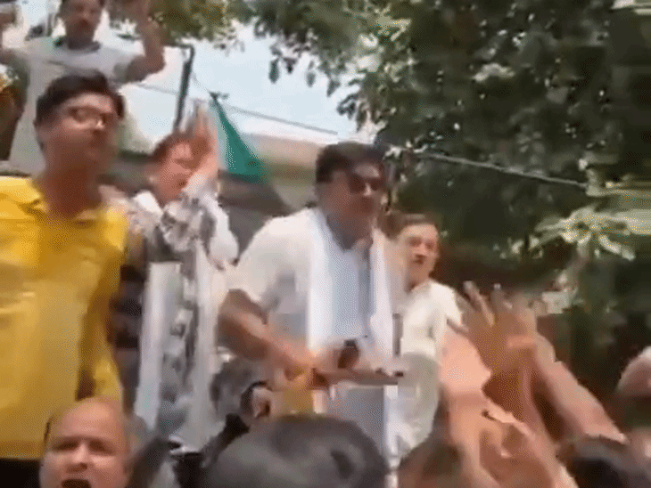 स्कूल शिलान्यास विवाद के बाद सपा-भाजपा नेता में विवाद हो गया, जिसके बाद BJP नेताओं ने सपा विधायक को चप्पल दिखाई।