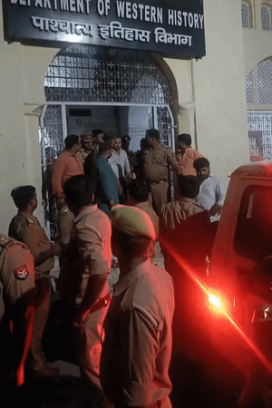 आरोपी प्रोफेसर को लखनऊ पुलिस ने रात में लखनऊ यूनिवर्सिटी कैंपस से हिरासत में ले लिया।