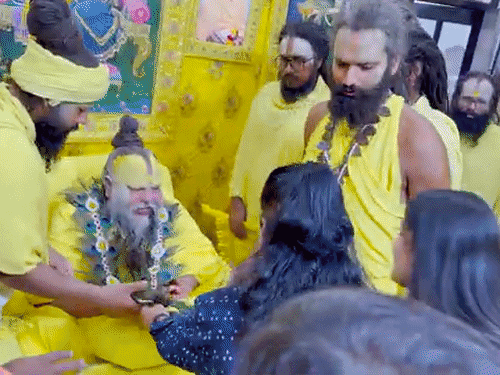 सेवादारों ने कैलाश खेर का दुपट्टा ओढ़ाकर स्वागत किया.