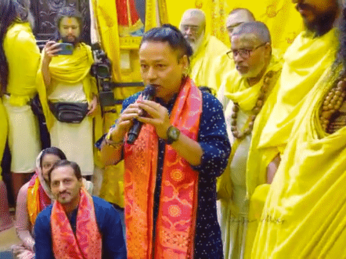 कैलाश खेर ने प्रेमानंद महाराज को भक्ति गीत गाकर सुनाया।