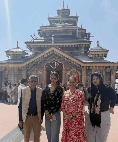 टिहरीमध्ये आई सुरकंडा देवी मंदिराचे दर्शन घेताना सायना.