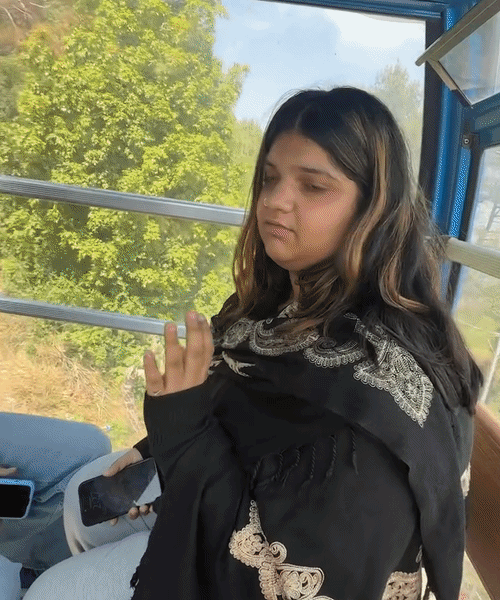 सायनाने रोपवेने मंदिरात जाताना कुटुंबाचा व्हिडिओ बनवला.