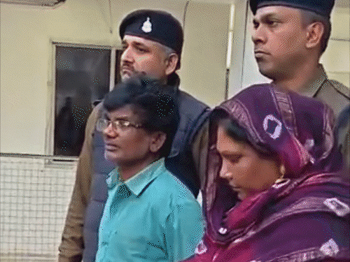 पुलिस ने दंपती से 1.70 लाख रुपए से ज्यादा के नकली नोट बरामद किए हैं।