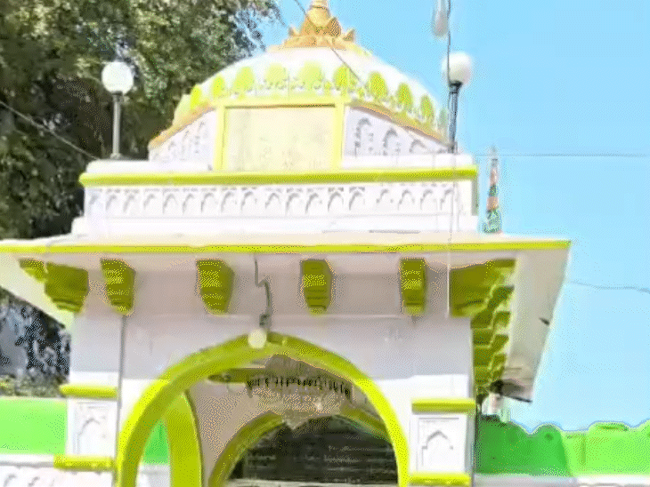 भोजशाला परिसर में शुक्रवार को नमाज पढ़ी जाती है।